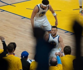 彩经网官网首页-【现场】季后赛至今主场不败 大通中心织起金色纽带