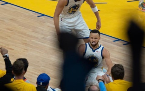 彩经网官网首页-【现场】季后赛至今主场不败 大通中心织起金色纽带